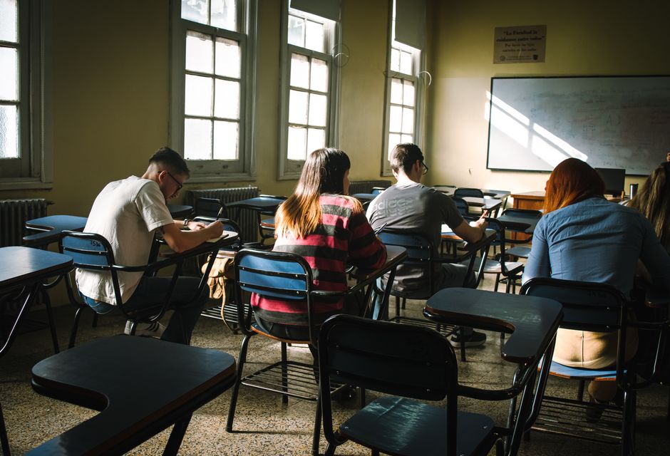 Teilnehmende bei einem Online-Marketing Kurs am Laptop